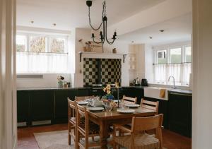 Trinity Farmhouse - Stunning House & Gardens!