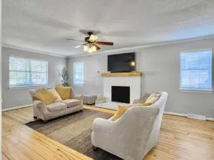 Cozy Home Away From Home - Pet-friendly, King bed - Forestdale