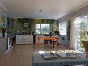 Greenhouse Cottage - Reebok