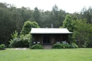 Romantic Timber Cabin, set in the forest beside a crystal clear watercourse - Pee Dee