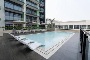 Fully Furnished 1br Jvc Free Pool Parking