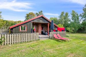 Cozy Older House With A Fenced Garden, Within Walking Distance To The Beach