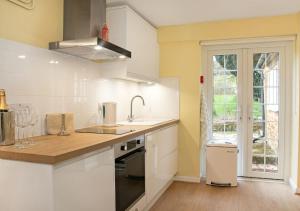 Woodcutters Cottage - Peaceful Country Retreat!