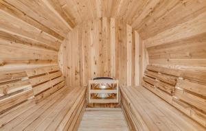 5 Bedroom Cozy Home In Hadsund