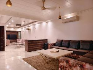 HostMyStay-3BHk ! Gk1 - RBlck!