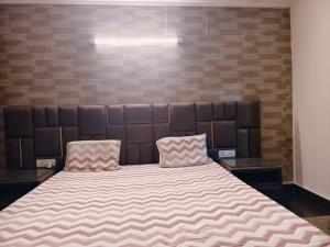 HostMyStay-3BHk ! Gk1 - RBlck!