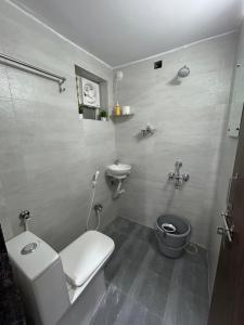 Guhan HomeStay - Bright & Cozy Studio Full Furnished & Full Kitchen, WiFi & Balcony
