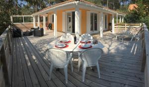 Chalets Chalet orange naturiste la Jenny : photos des chambres