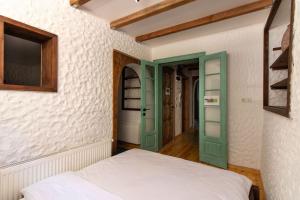 Authentic 1BR w Private Patio in Hype Cihangir