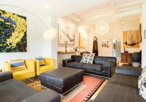 Stunning 6 Bedroom with Swimming Pool & Sauna!