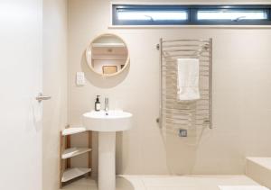 Stunning 6 Bedroom with Swimming Pool & Sauna!