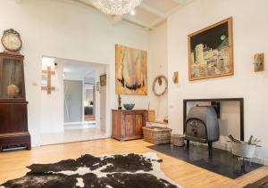 Stunning 6 Bedroom with Swimming Pool & Sauna!