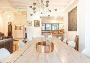 Stunning 6 Bedroom with Swimming Pool & Sauna!