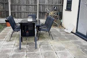 4 Bed House-Garden-Parking-15 min Elizabeth Line