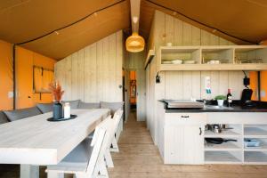 Safaritent Wood XL met tuinzicht