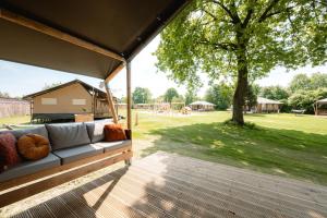 Safaritent Wood XL met tuinzicht
