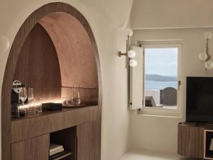 Elegant Suite with Caldera View room in Andronis Boutique Hotel