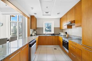 Spacious 1-Bedroom Apartment In Bay Square