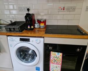 Stylish studio - private bathroom, 15mins to Central London!