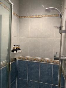 Double Bedroom near Bath with Private Toilet! Shared Shower and Kitchen