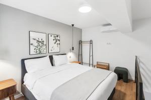 Limehome Piraeus Olive