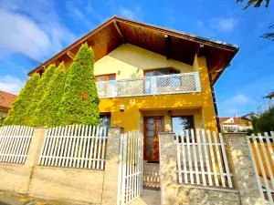 Casa Galbena - Certeju de Sus