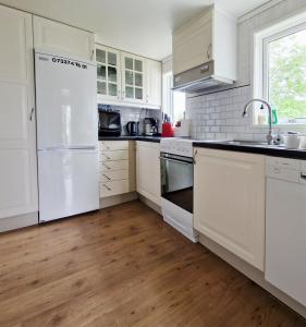 1A, Stuga med 50m till strand