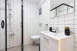 Fully Renovated 2BR Flat in Prime Location at Moda