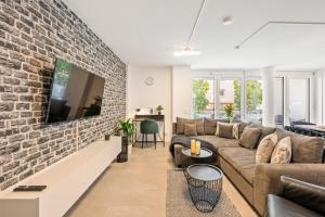 LIVINGLike-Apartment - Central & Spacious with Balkony & Garage, Coffee - 103m2