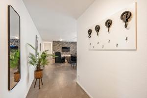 LIVINGLike-Apartment - Central & Spacious with Balkony & Garage, Coffee - 103m2