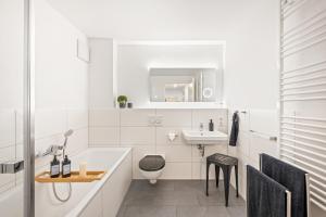 LIVINGLike-Apartment - Central & Spacious with Balkony & Garage, Coffee - 103m2