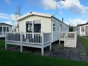 Lapwing 26, California Cliffs, Parkdean, Sleeps Eight, Free Wi-Fi, Pet Friendly, Bed Linen and Towels Included - Scratby