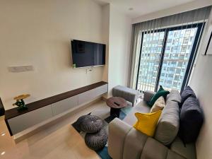 T- Plus Apartment - Căn hộ 2 PN view hồ bơi