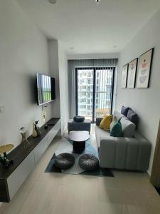 T- Plus Apartment - Căn hộ 2 PN view hồ bơi