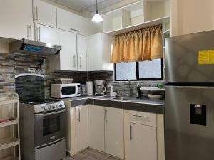 Bambú Family House, AC, WiFi, near Metrocentro Mall