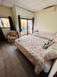Bambú Family House, AC, WiFi, near Metrocentro Mall