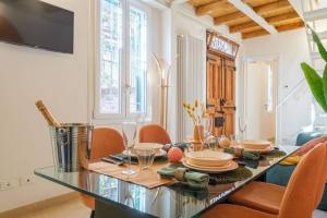 Charming Vintage Home by Piazza Maggiore with Garden