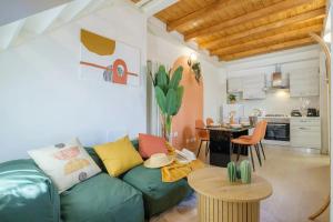 Charming Vintage Home by Piazza Maggiore with Garden