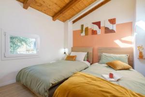 Charming Vintage Home by Piazza Maggiore with Garden