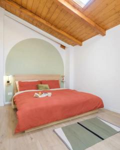 Charming Vintage Home by Piazza Maggiore with Garden