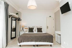 King Suite with Partial Sea View room in Beach House Outeirinho