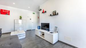 Red Velvet 1 BDR Flat With Balcony by LovelyStay