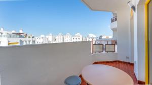 Red Velvet 1 BDR Flat With Balcony by LovelyStay