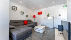 Red Velvet 1 BDR Flat With Balcony by LovelyStay