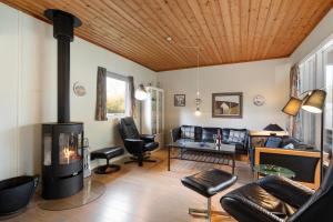 Well-Equipped Holiday Home On A Natural Plot In Peaceful Surroundings At Øer Strand Just 200 M From Sand Dunes And Family-Friendly Beach