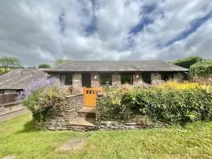 3 bedroom barn conversion with swimming pool, tennis court and more! - Chillington