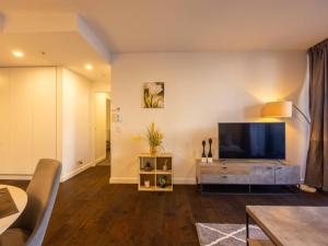 CBD 3B2B Suite near everything with Parking and Balcony