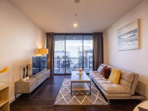 CBD 3B2B Suite near everything with Parking and Balcony