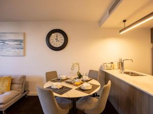 CBD 3B2B Suite near everything with Parking and Balcony