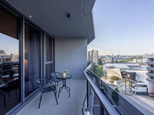 CBD 3B2B Suite near everything with Parking and Balcony